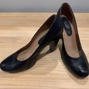 Leather black pumps